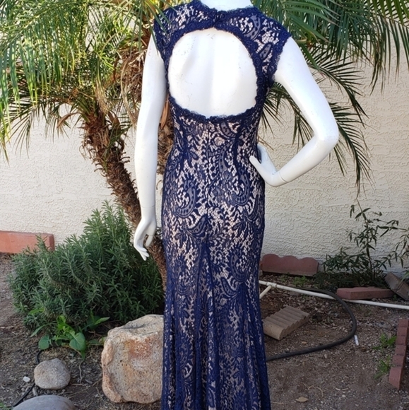 ABBY PARIS‎ Sheath
Neckline Illusion - Picture 3 of 6